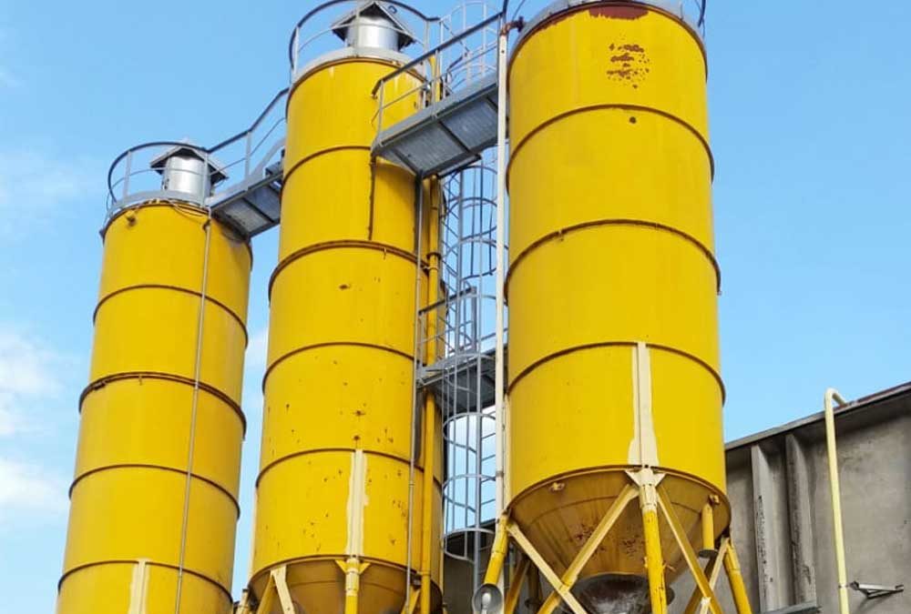 Independent silos mounted on frame bases